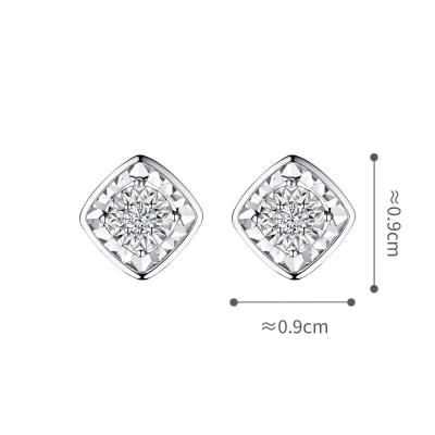 六福珠宝18K金耳环 - "「菱」珑"18K金(白色)钻石耳环(放闪车花工艺)