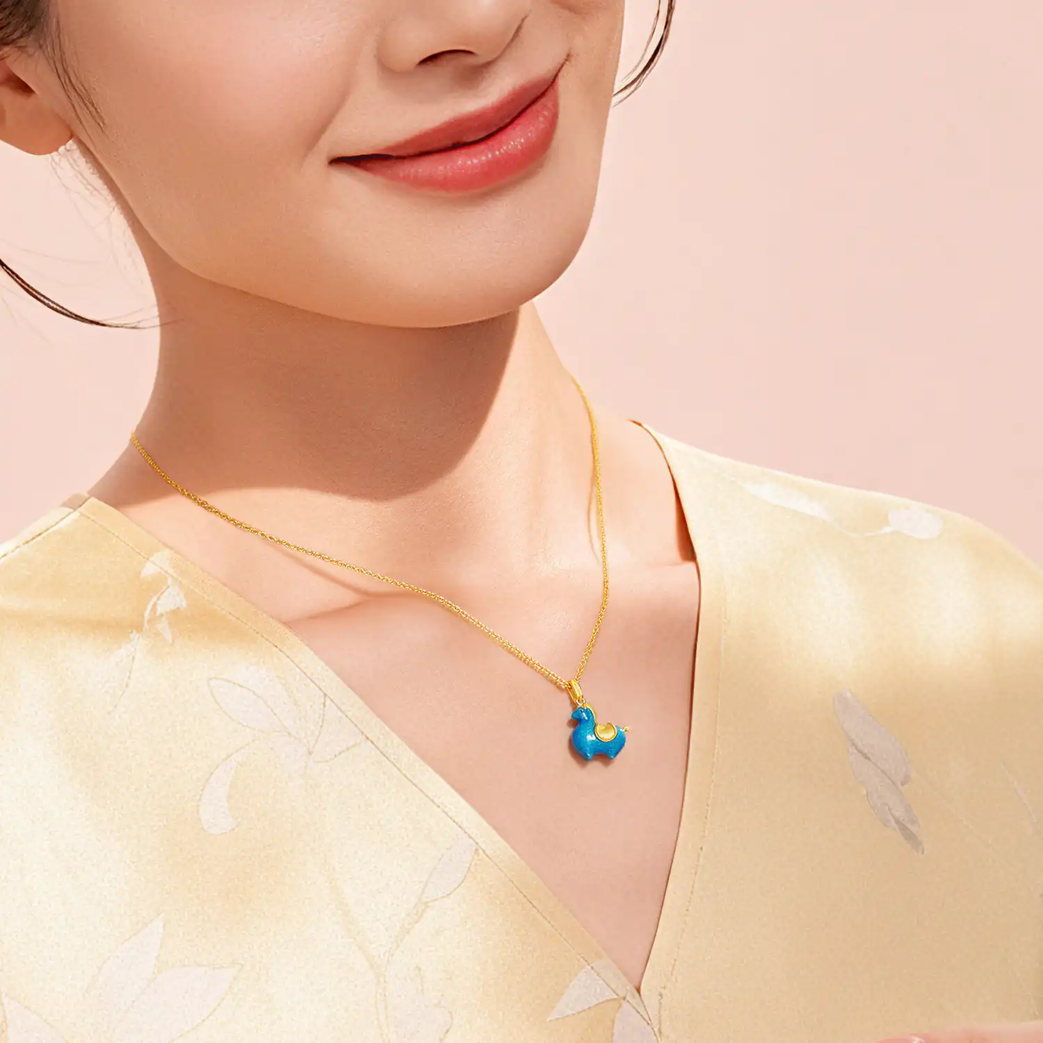 六福珠寶黃金頸鏈 - 孔雀藍"唐彩墩墩馬"999.9黃金琺瑯頸鏈
