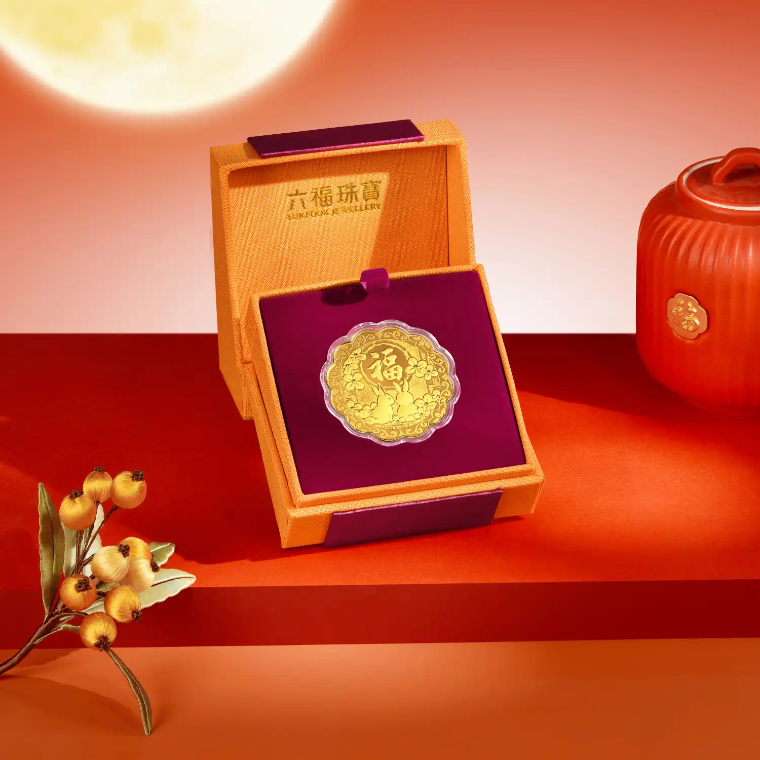 六福珠寶黃金工藝品 - "金兔納福"七星伴月999.9黃金工藝品