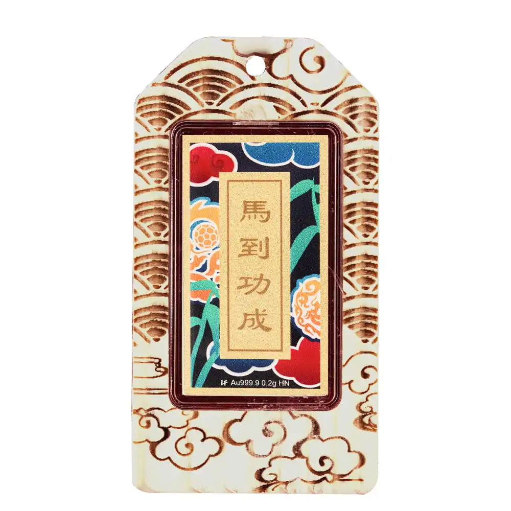 六福珠宝黄金工艺品 - "马到功成"999.9黄金心愿牌连木框及匙扣